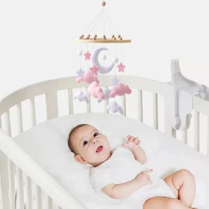 Spjälsängsmobil i mjuk filt – rosa moln, hängande vindklocka för nyfödda