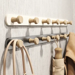 Väggmonterad hatthylla med metall- och träkrokar
