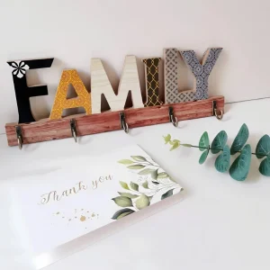 Nyckelförvaringskrok med bokstavsdekoration i trä – passar sovrum och vardagsrum