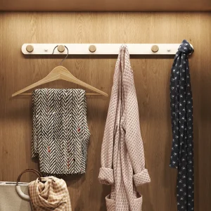 Alternative view of Väggmonterad hatthylla med metall- och träkrokar