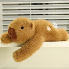 Viktat capybaragosedjur som mjuk plyschkudde med lång arm