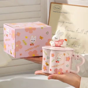 Söt keramikkopp med kaninmotiv, Happy Day och lock med figur