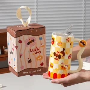 Söt keramisk taxmugg med lock och sugrör – finns med flera varianter