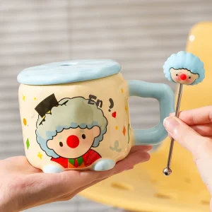 Kreativ clownmugg i keramik med lock, omrörningssked och presentkänsla