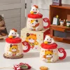 Keramisk mugg med lyckekatt, lock och festlig design för hem och present