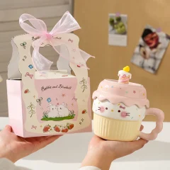 Keramisk mugg med lock, sött kaninmotiv och pastellstil