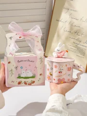 Söt keramikkopp med kaninmotiv, Happy Day och lock med figur