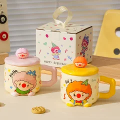 Kreativ clownmugg i keramik med lock, omrörningssked och presentkänsla