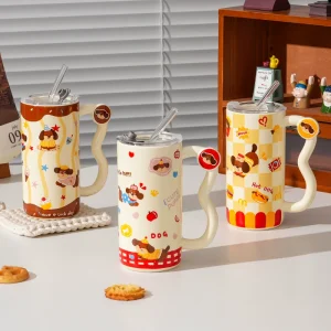 Söt keramisk taxmugg med lock och sugrör – finns med flera varianter