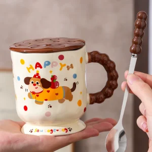 Söt keramikmugg med taxmotiv och blank glasyr – finns med lock och sked