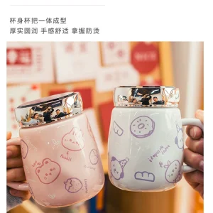 Keramikmugg med lock och sked, 470 ml – lekfullt kartonmotiv i pastell