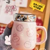 Keramikmugg med lock och sked, 470 ml – lekfullt kartonmotiv i pastell
