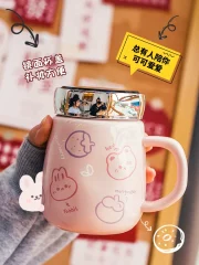 Keramikmugg med lock och sked, 470 ml – lekfullt kartonmotiv i pastell