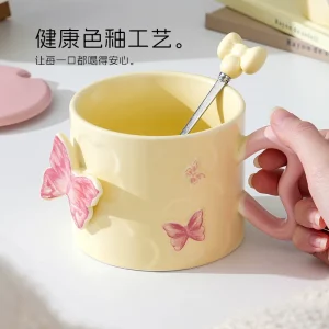 Keramikmugg med fjärilsmotiv och handtag i hjärtform