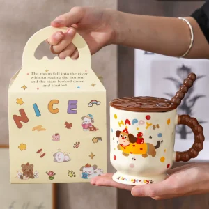 Söt keramikmugg med taxmotiv och blank glasyr – finns med lock och sked