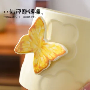 Keramikmugg med fjärilsmotiv och handtag i hjärtform