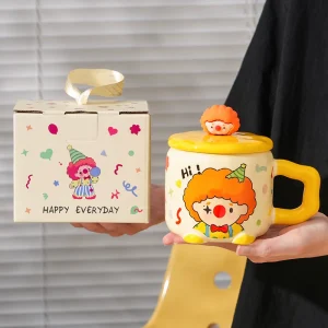 Kreativ clownmugg i keramik med lock, omrörningssked och presentkänsla