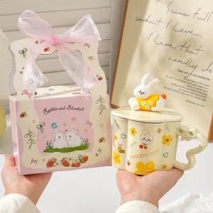 Söt keramikkopp med kaninmotiv, Happy Day och lock med figur