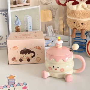 Söt keramisk tårtmugg med lock och sked, högblank finish – presentask