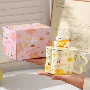 Söt keramikkopp med kaninmotiv, Happy Day och lock med figur