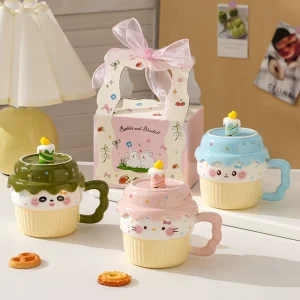 Keramisk mugg med lock, sött kaninmotiv och pastellstil