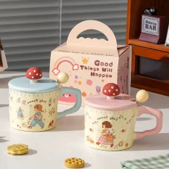 Söt keramisk mugg med svampflicka – finns med lock och sked