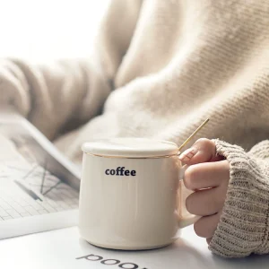 Nordisk minimalistisk keramikmugg med lock och sugrör för frukost och kontor