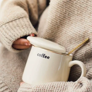 Nordisk minimalistisk keramikmugg med lock och sugrör för frukost och kontor