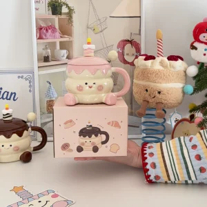 Söt keramisk tårtmugg med lock och sked, högblank finish – presentask