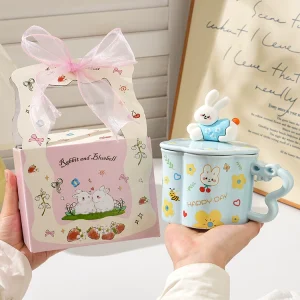 Söt keramikkopp med kaninmotiv, Happy Day och lock med figur