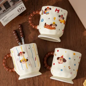 Söt keramikmugg med taxmotiv och blank glasyr – finns med lock och sked