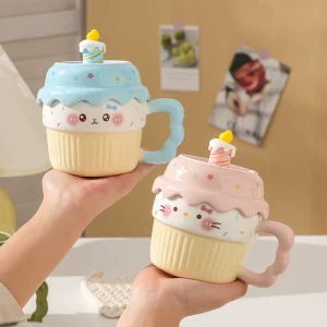Keramisk mugg med lock, sött kaninmotiv och pastellstil