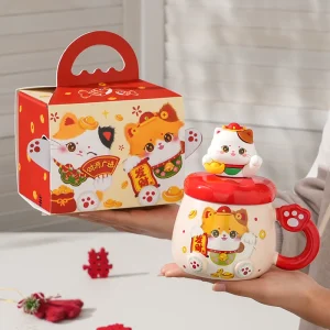 Keramisk mugg med lyckekatt, lock och festlig design för hem och present