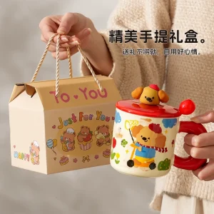 Gullig keramikmugg med hundmotiv för kaffe och te – finns med lock och sked