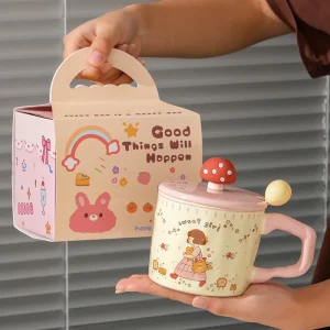 Söt keramisk mugg med svampflicka – finns med lock och sked