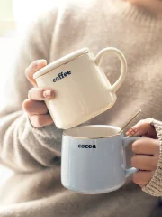 Nordisk minimalistisk keramikmugg med lock och sugrör för frukost och kontor