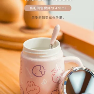 Keramikmugg med lock och sked, 470 ml – lekfullt kartonmotiv i pastell