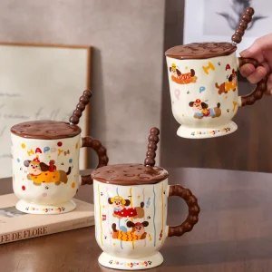 Söt keramikmugg med taxmotiv och blank glasyr – finns med lock och sked