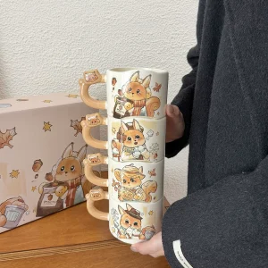 Söt keramikmugg med ekorrmotiv och vinterkänsla