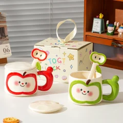 Söt keramisk äppelmugg med lock och sked