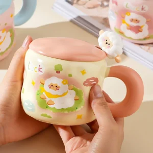 Keramisk mugg med lock och sked – gulligt fårmotiv för present och vardag