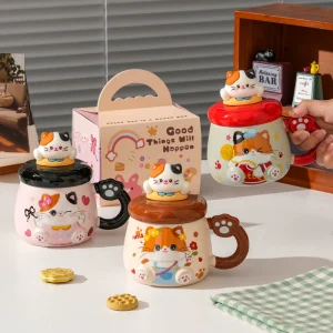 Kattmugg i keramik med lekfullt kattmotiv – vissa varianter med lock och sked