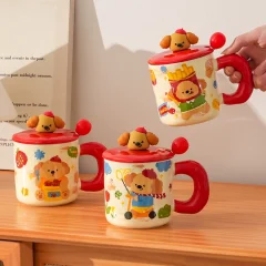 Gullig keramikmugg med hundmotiv för kaffe och te – finns med lock och sked