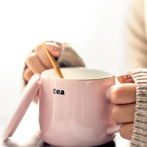 Nordisk minimalistisk keramikmugg med lock och sugrör för frukost och kontor