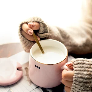 Nordisk minimalistisk keramikmugg med lock och sugrör för frukost och kontor