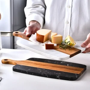 Skärbräda i trä med marmordetalj för ost, bröd och servering