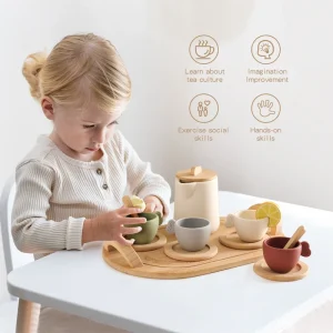 Montessori-teset i trä med tekanna, tekopp och låtsaslek