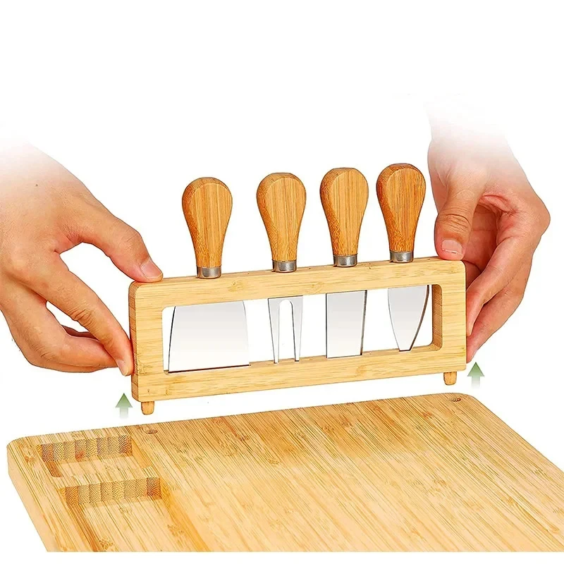 Stor ostbräda i bambu med 4 knivar och skärbräda 4 Stor ostbräda i bambu med 4 knivar och skärbräda - Bild 4