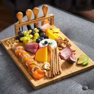 Bambuostbricka med charcuterie-set och serveringsbricka
