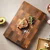 Stor träskärbräda med träådring för kött, ost, grönsaker och bröd
